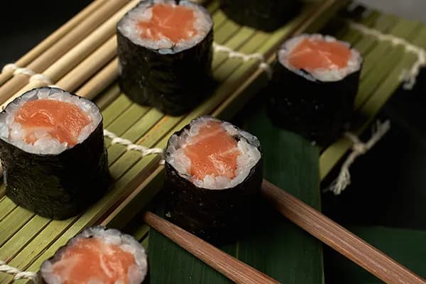 Thin salmon roll